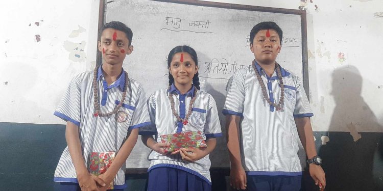 भानु जयन्तीको अवसरमा इटहरीको मोडर्न प्रिपेरेटोरीमा विद्यार्थीहरूले सुनाए कविता