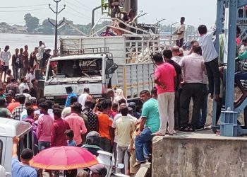 सप्तकोसीमा खसेको ट्रक निकालियो