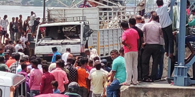 सप्तकोसीमा खसेको ट्रक निकालियो