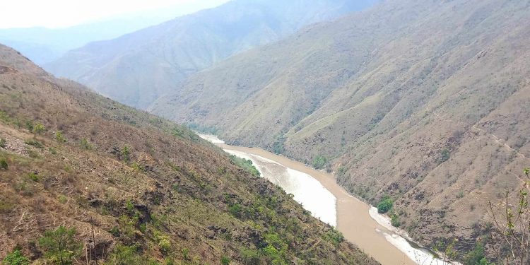 तमोर नदिले बगाउदा दुई जना बेपत्ता