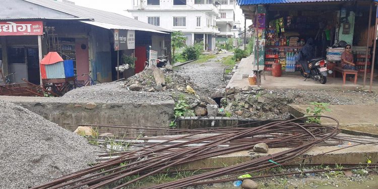 ६ लेन सडक : सात वर्षअघि भत्काएको ‘स्ल्याब’ अझै बनेन, ज्यानै जाने जोखिम