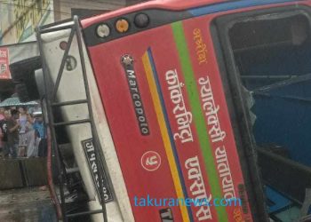तरहरामा गुडिरहेको बस डिभाइडरमा ठोक्किएर पल्टियो