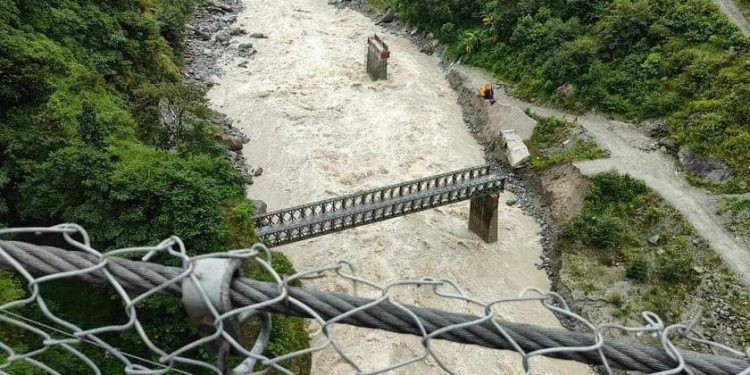 भारी वर्षाका कारण दूधकोसी नदीमा आएको बाढीले बेलिब्रिजमा क्षति