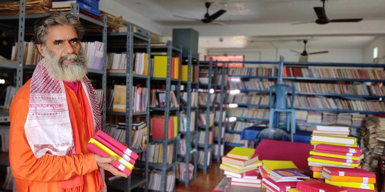 पुस्तकालयका पुजारी ‘फलाहारी बा’