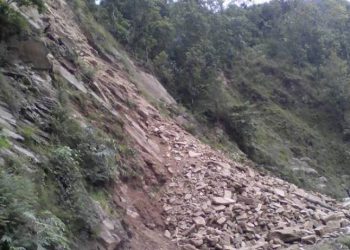 पहिरोको कारण मेची राजमार्ग अवरुद्व
