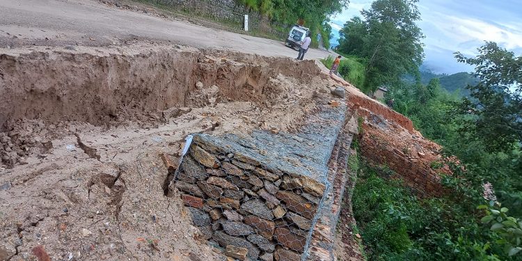भोजपुरमा सडक भासिँदा तिवारीभञ्याङ–मानेडाँडा–अधेँरीघाट सडक अवरुद्ध