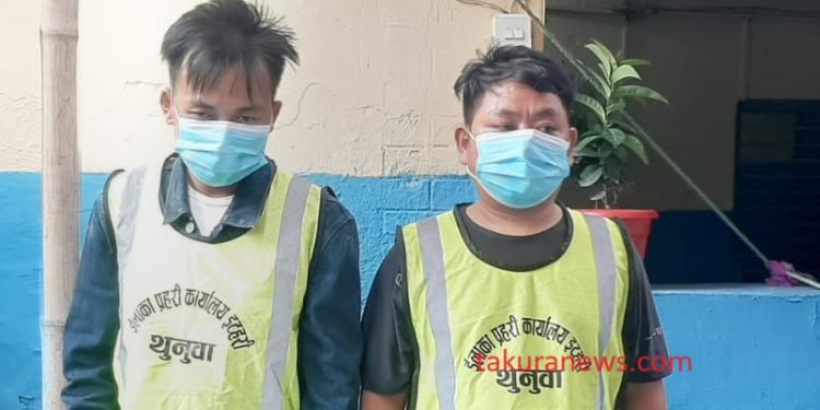 इटहरीमा १५ लाख ८७ हजार नक्कली नोटसहित पक्राउ परेका दुईजना प्रहरीद्धारा सार्वजनिक