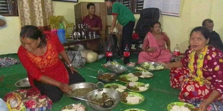वडा कार्यालयभित्रै मदिरासहित दर पार्टी