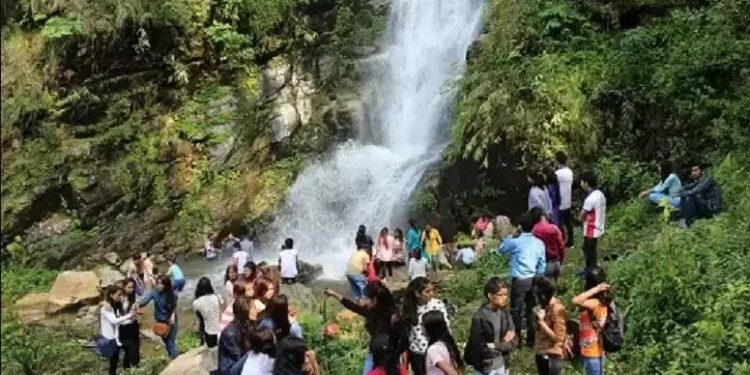भोजपुरको महभिर झरना पर्यटकको आकर्षक गन्तव्य बन्दै