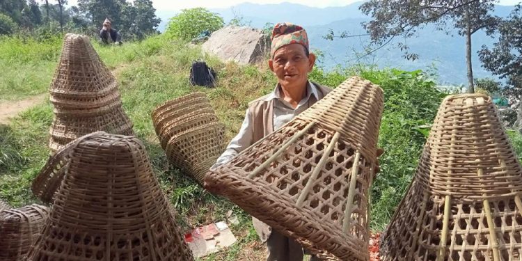 डोका बिक्रीबाट मासिक ३५ हजारसम्म आम्दानी गर्दै भोजपुरका चन्द्रबहादुर