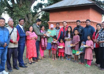 देउसीको पैसाबाट अनाथ बालबालिकालाई शैक्षिक सामाग्री