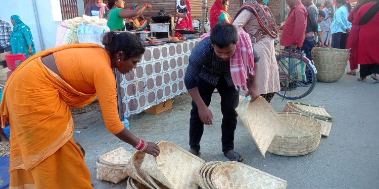 सुनसरी : हटियामा छठका लागि पूजा सामग्री किनमेल