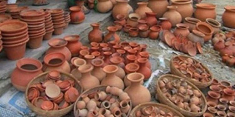 सुनसरी : कुम्भकार माटोको भाँडा बनाउन व्यस्त