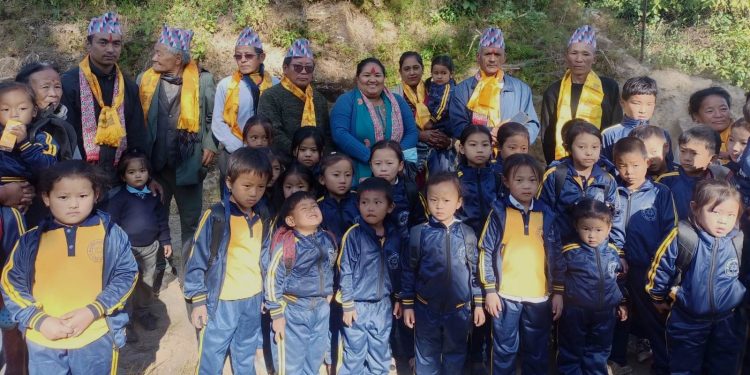 भोजपुरकी उपमेयरले बैठकभत्ताबाट बालबालिकालाई बाँडिन् पोसाक