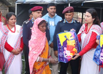 अल्पसंख्यक समुदायका परिवारहरूलाई न्यानो कपडा वितरण