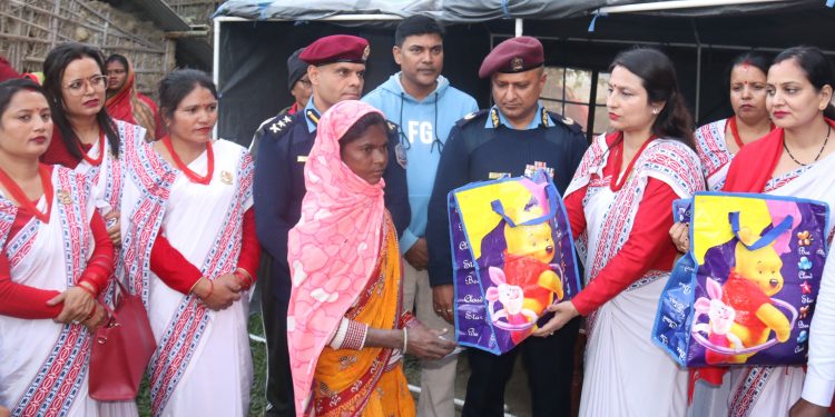 अल्पसंख्यक समुदायका परिवारहरूलाई न्यानो कपडा वितरण