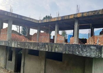 ठेकेदारको लापरबाहीले स्वास्थ्य चौकी भवन अलपत्र