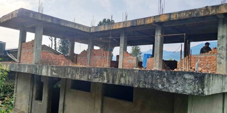 ठेकेदारको लापरबाहीले स्वास्थ्य चौकी भवन अलपत्र