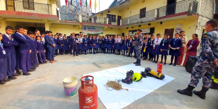 इटहरीको मोडर्न प्रिपिरेटोरी स्कुलका विद्यार्थीलाई सशस्त्र प्रहरीद्वारा विपद् जोखिम न्यूनीकरण तालिम 