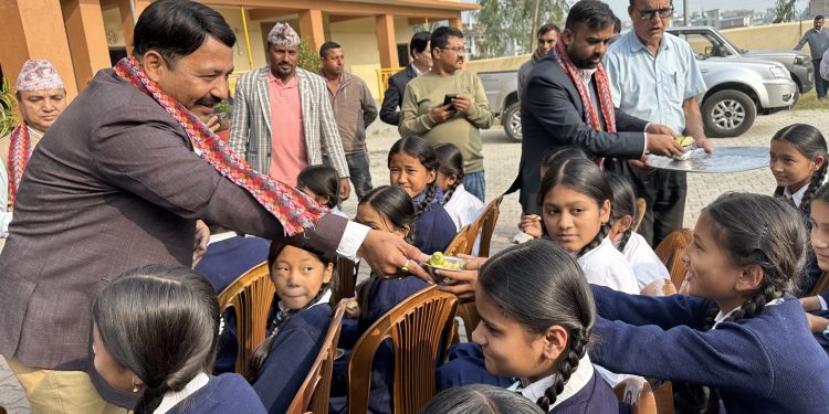 इटहरीका सामुदायिक विद्यालयमा दिवा खाजा सुरु, यस्तो छ मेन्यु