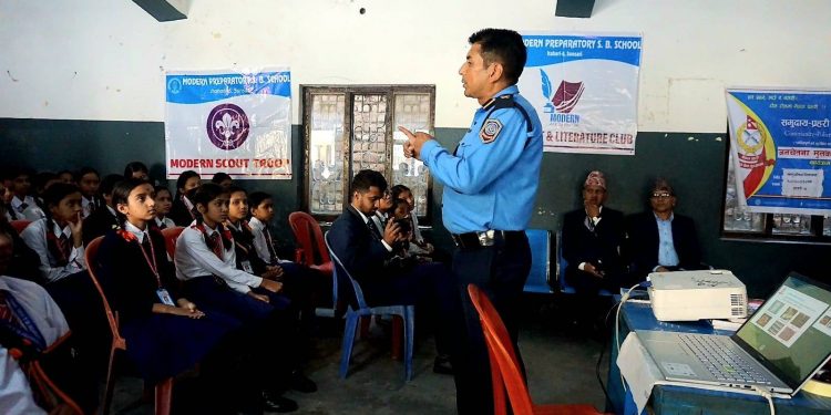 इटहरीको मोडर्न स्कुलमा बाल यौन दुर्व्यवहार र लागूऔषध दुर्व्यसनीविरुद्व विद्यार्थीलाई सचेतना