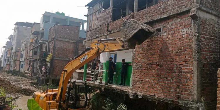 बराहक्षेत्रमा नाला मिचेर बनेका संरचना हटाइने