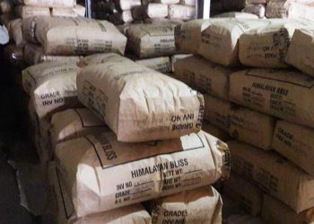 झापा : एक करोड केजी चिया गोदाममा थन्कियो