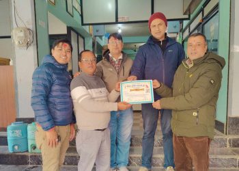 औषधी व्यवसायीलाई प्रमाणपत्र र परिचयपत्र वितरण