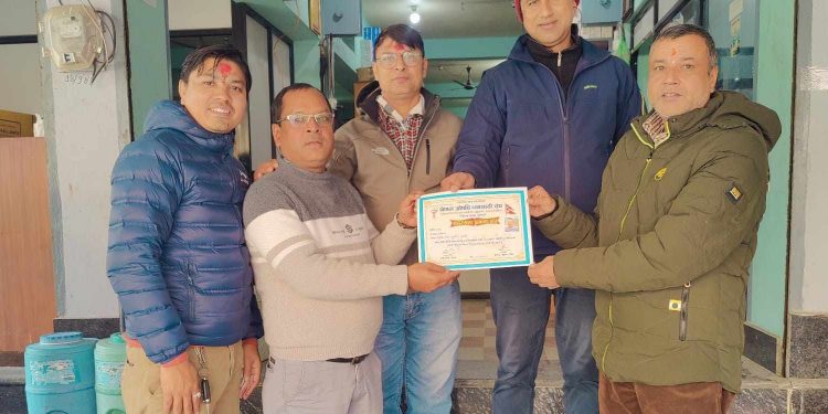 औषधी व्यवसायीलाई प्रमाणपत्र र परिचयपत्र वितरण