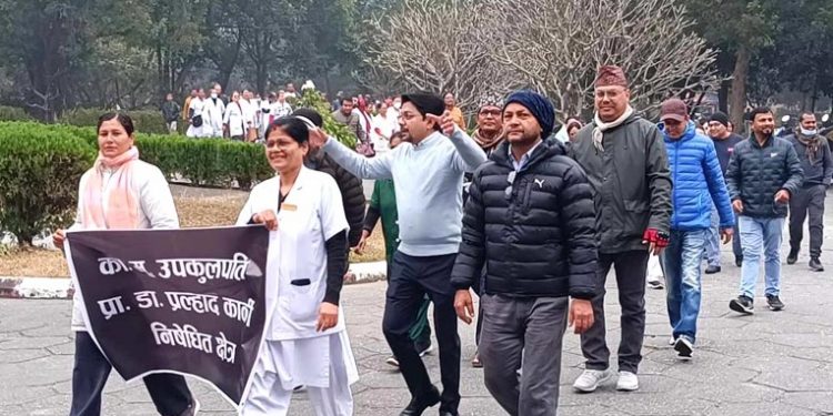 वीपी प्रतिष्ठानमा ओपीडी सेवा बन्द, शिक्षक चिकित्सक र कर्मचारीहरू आन्दोलित