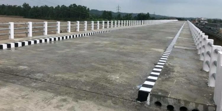 भोजपुरको महभिर खोलामाथि मोटरेवल पक्की पुल