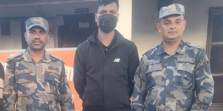 सुनसरीमा स्रोत नखुलेको २१ लाख नगदसहित एक पक्राउ