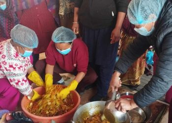 पर्यटकलाई अचार कोसेली