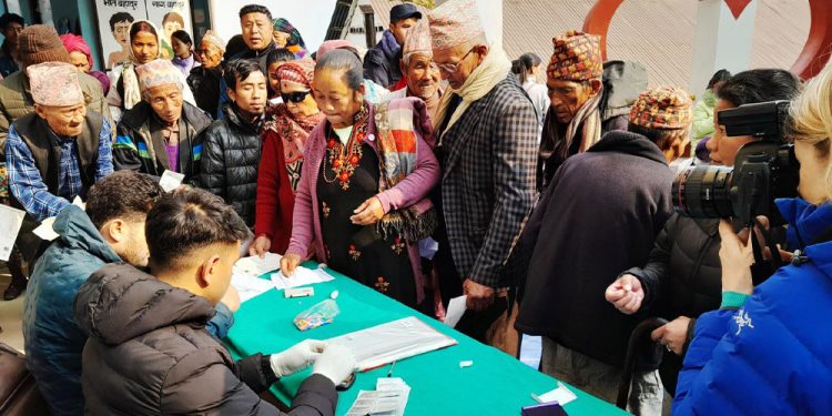 ताप्लेजुङमा आँखाका बिरामीको शल्यक्रिया गर्दै डा. सन्दुक रुइत