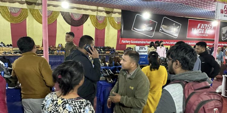 इटहरीको जुत्ता-चप्पल मेला : बजारभन्दा आधा सस्तो, ६ कम्पनीका तीन हजार मोडलका जुत्ता-चप्पल