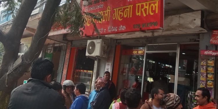 इटहरीमा हतियार देखाएर सुन पसल लुटपाट