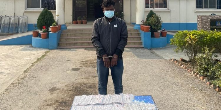 चाँदीका सरसमानसहित एक पक्राउ
