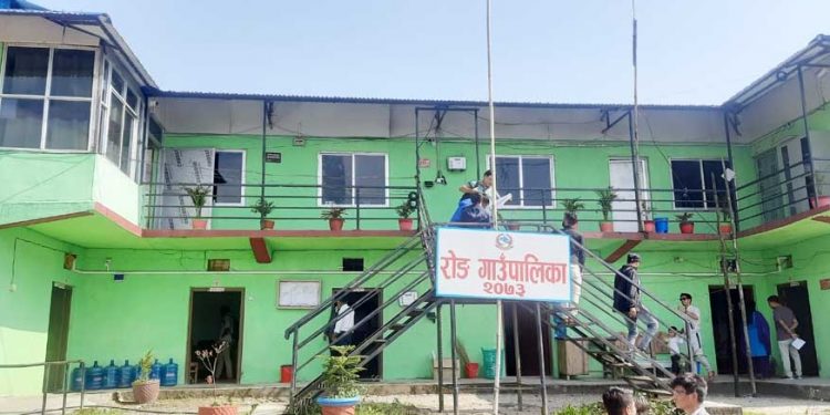 अभिभावक पढाउँदै रोङ गाउँपालिका