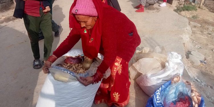 भोजपुर : ४२ वर्षदेखि बदाम बेच्दै आएकी ७२ वर्षीया उद्यमी शिवमाया