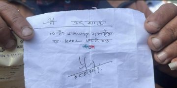 सफारी चालकसँग अनाधिकृत तवरबाट पैसा उठाउँदै इटहरीका नगर प्रहरी