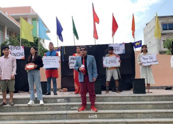 विकृतिलाई चिर्नका लागि इटहरीमा सचेतनामूलक नाटक ‘हाउगुजी’ मञ्चन