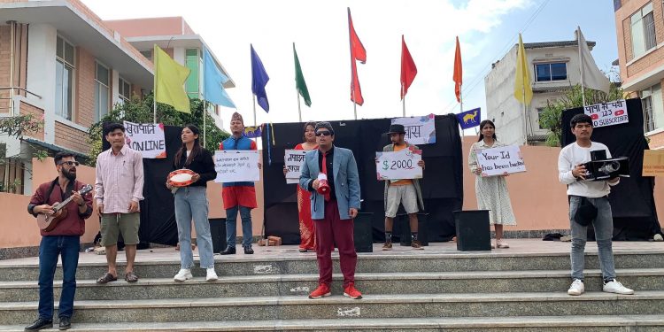 विकृतिलाई चिर्नका लागि इटहरीमा सचेतनामूलक नाटक ‘हाउगुजी’ मञ्चन