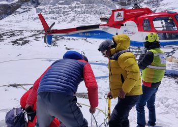 सगरमाथा क्षेत्रमा पर्यटक उद्धार गर्दै हेलिकोप्टर