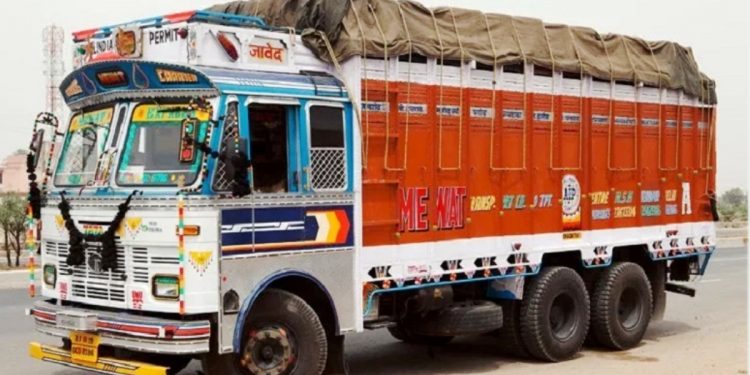 मोरङमा कन्स्ट्रक्सनको ट्रक स्थानीयको नियन्त्रणमा
