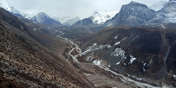 तस्वीरमा हेर्नुहोस् सगरमाथा क्षेत्र हुँदै बग्ने ल्होत्से हिमनदी