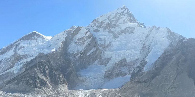 तस्वीरमा हेर्नुहोस् सगरमाथा क्षेत्रबाट देखिएको नुत्से हिमाल