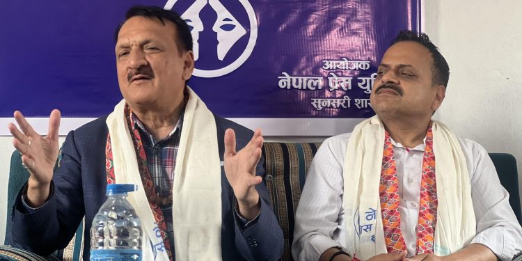 इटहरी आएर डा. महतले भने,  ‘देशमा अन्योल र अस्थिरता बढ्यो, सरकारको आयु छोटिदैँछ’