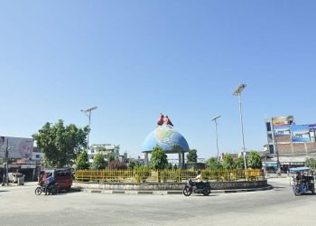 दमकमा अव्यवस्थित तार र बिजुलीका पोल हटाईँदै