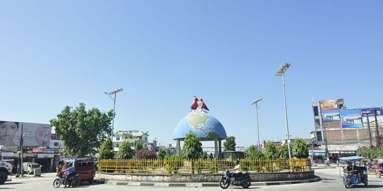 दमकमा अव्यवस्थित तार र बिजुलीका पोल हटाईँदै