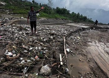 वर्षाले खाँदबारी–नुम सडकमा क्षति